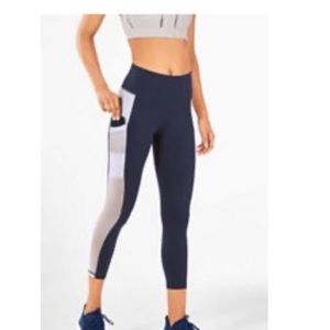 Fabletics Mila pocket Capri Leggings